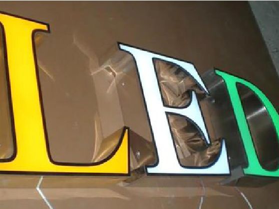 临武介绍LED招牌的基础知识。